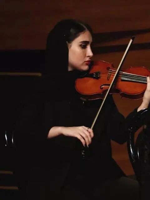 小提琴家萨南·普尔巴巴伊在伊朗抗议中丧生